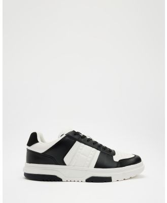 Tommy Hilfiger - The Brooklyn Leather Colour Blocked Trainers   Men's - Sneakers (Black & Ecru) The Brooklyn Leather Colour-Blocked Trainers - Men's