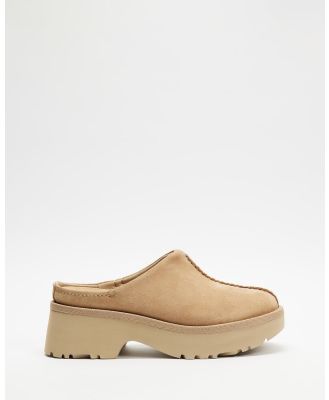 UGG - New Heights Clogs   Women's - Clogs (Sand) New Heights Clogs - Women's